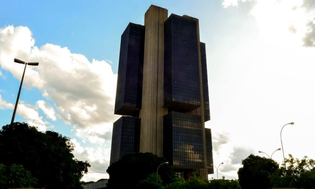 Mercado prevê inflação e dólar menores em 2025